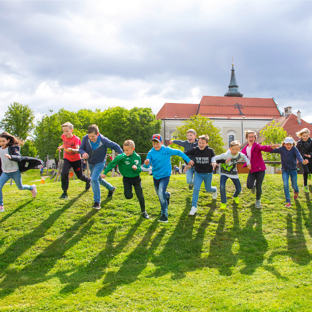 Kinder laufen berg hinunter