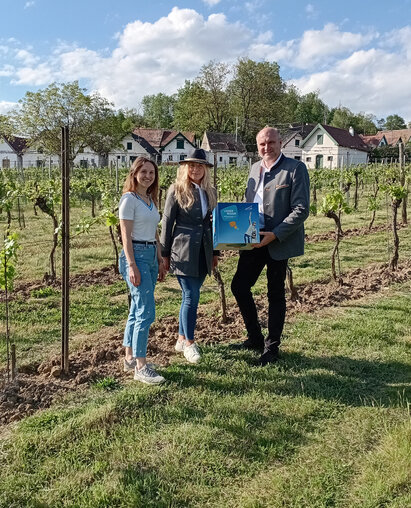 Caroline Fribert, Manuela Leisser und Christian Frank im Weingarten (c) LEADER Region Weinviertel Ost Caroline Fribert, Manuela Leisser und Christian Frank im Weingarten (c) LEADER Region Weinviertel Ost