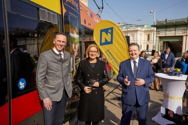 Straßenbahn Event in Wien im Jahr 2022 mit dem damaligen Landesrat Jochen Danninger, Landeshauptfrau Johanna Mikel-Leitner und dem Bürgermeister von Wien Michael Ludwig