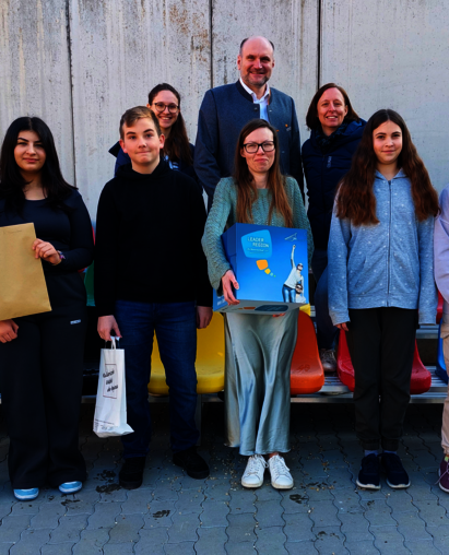 Pressefoto der Gewinner:innen des Aufsatzwettbewerbs