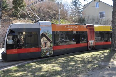 Branding einer Wiener Straßenbahn mit dem Weinviertel Schriftzug im Jahr 2022