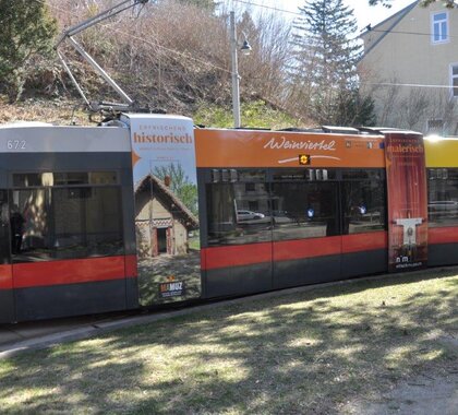 Branding einer Wiener Straßenbahn mit dem Weinviertel Schriftzug im Jahr 2022