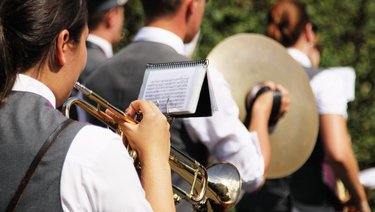 Musikkapelle spielt auf Blasinstrumenten, von hinten fotografiert