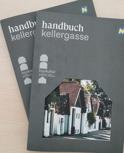 Handbuch Kellergasse auf Tisch (c) LEADER Region Weinviertel Ost
