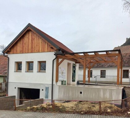 neues kleines Presshaus mit Satteldach und Terrasse mit Holzpergola