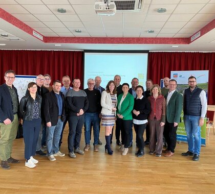 Gruppenfoto der Gemeinden der Kleinregion Südliches Weinviertel zum Positionspapier Leerstand.