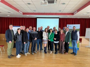 Gruppenfoto der Gemeinden der Kleinregion Südliches Weinviertel zum Positionspapier Leerstand.