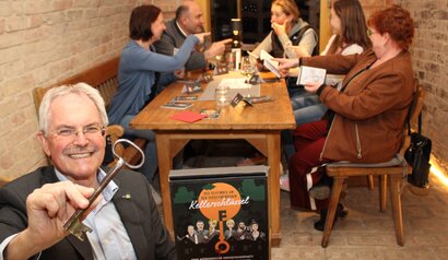 Menschen mit Krimidinnerspiel in Kellerröhre