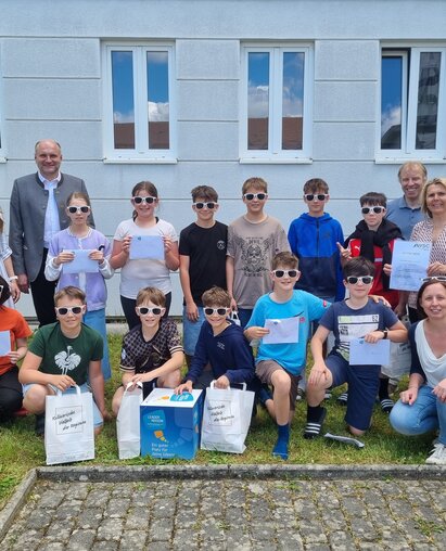 Gruppenfoto der Gewinner:innen vom Filmwettbewerb mit Lehrer:innen und LEADER Team