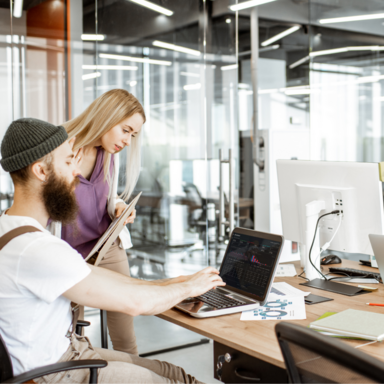 Zwei Menschen in einem Büro beim Arbeiten