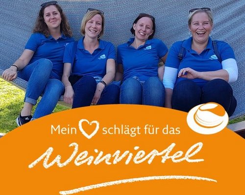 LEADER Team beim Ausflug mit dem Schriftzug mein Herz schlägt für das Weinviertel