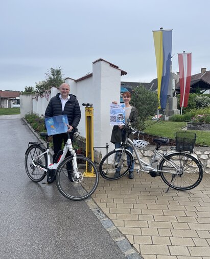 Christian Frank und Clara Schreiber mit Fahrrädern
