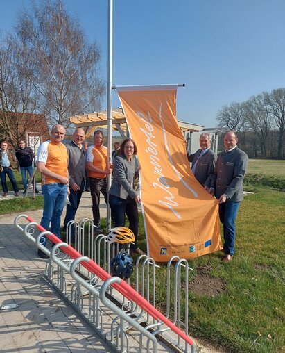 Pressefoto Weinviertel-Tag 2025 mit Weinviertel-Fahne und Fahrradständer