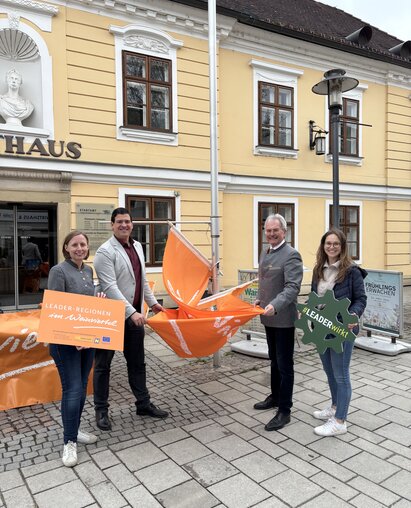 Pressefoto Weinviertel-Tag beim Aufziehen der Fahne vor Rathhaus Wolkersdorf 