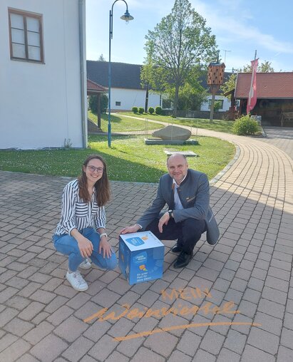 Foto LEADER vor dem Schriftzug Mein Weinviertel und LEADER Würfel