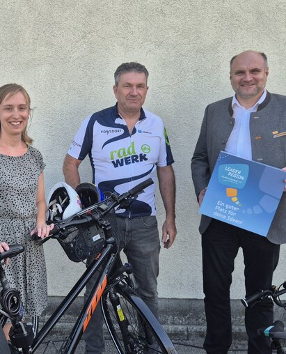 Pressefoto Radreparaturtage: Drei Personen mit Fahrrad