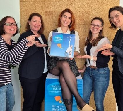 Das Team der LEADER Region Weinviertel Ost im LEADER-Büro. Christine Filipp, Petra Thaler, Clara Schreiber, Caroline Fribert, Daniela Trenn.