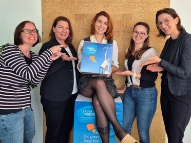 Das Team der LEADER Region Weinviertel Ost im LEADER-Büro. Christine Filipp, Petra Thaler, Clara Schreiber, Caroline Fribert, Daniela Trenn.