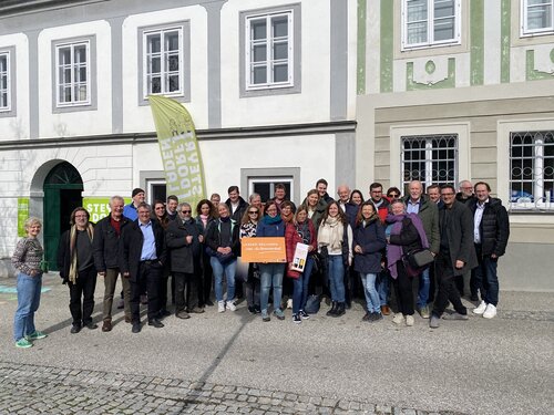 Foto der Leerstandsexkursion nach Steyr mit allen Teilnehmerinnen vor einem ehemals leerstehenden Gebäude