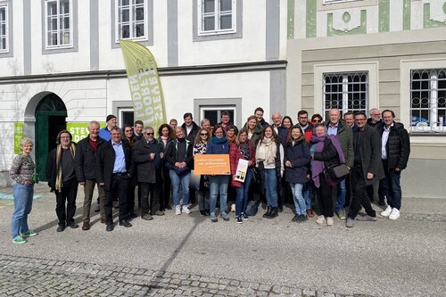 Foto der Leerstandsexkursion nach Steyr mit allen Teilnehmerinnen vor einem ehemals leerstehenden Gebäude