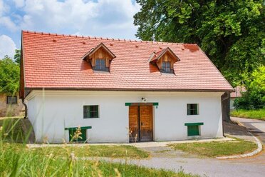 Kellerviertel Prottes, ein weiß gestrichener Keller mit einem roten Dach mit Gaupen.