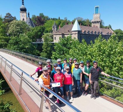 Die Teilnehmer der Projektgruppe bei der Exkursion am Ybbstalradweg. Die Gruppe steht auf einer Radbrücke über die Ybbs.