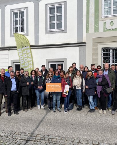Pressefoto Leerstandsexkursion mit allen Teilnehmer:innen in Steyr