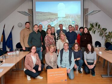 Gruppenfoto Austauschtreffen Kellergassen-Schuttzzone in Pillichsdorf Fachexperten Austausch zu den Kellergassen-Schutzzonen. Gruppenfoto von ca. 20 Personen der Raumplaner:innen und Gemeindevertreter:innen im Gemeindesaal in Pillichsdorf.