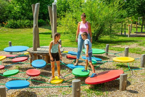 Kinder mit ihrer Mutter am Spielplatz Laa/Thaya