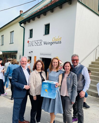 Gruppenfoto Eröffnung vor Genussrastplatz Hauser