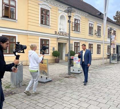 Filmaufnahmen auf Hauptplatz in Wolkersdorf. Im Vordergrund ist das Filmteam zu sehen, im Hintergrund der Bürgermeister.
