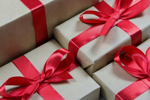 Geschenke mit roter Schleife