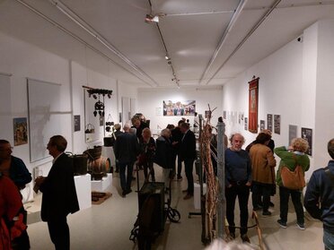 Eröffnung der Ausstellung "325 Jahre Hauerzunft Mistelbach" im MAMUZ in Mistelbach mit vielen Gästen, die die Ausstellungsobjekte bewundern.
