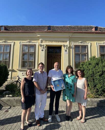 Künstlerische Zwischennutzung Kirchstetten (c) LEADER Region Weinviertel Ost Von links nach rechts: mit Christine Filipp (Geschäftsführerin der LEADER Region Weinviertel Ost), Bürgermeister Stephan Gartner (Neudorf im Weinviertel), Bürgermeister Christian Frank (Obmann LEADER Region Weinviertel Ost), Gerda Katharina Prantl (Künstlerin), Ingrid Loeffelmann Bücherei Neudorf im Weinviertel). (c) LEADER Region Weinviertel Ost