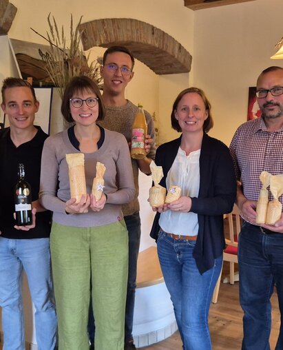 Christian Frank (Obmann der LEADER Region Weinviertel Ost), Roman Strobl (Weingut Strobl Lorenz), Monika Neustifter (Weingut Neustifter), Dominik Schreiber (Obstbaumschule Schreiber), Christine Filipp (Geschäftsführerin LEADER Region Weinviertel Ost), Leopold Strobl (Biohof Familie Strobl)