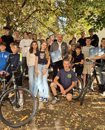 Gruppenfoto Radworkshop mit Schülerinnen