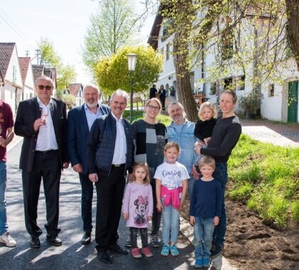 Mehrere Erwachsene, unter anderem Landtagspräsident Wilfing sowie Bürgermeister Richter, und Kinder stehen gemeinsam in einer Weinviertler Kellergasse in Falkenstein. Hinter ihnen sind typische Presshäuser mit weißen Fassaden zu sehen, daneben steht eine Informationstafel zur romantischsten Kellergasse Falkensteins.