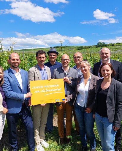 Gruppenfoto der LEADER Obleute Weinviertel mit Vertreter:innen diverser politischer Parteien