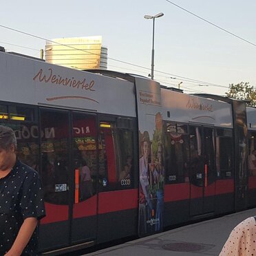 Branding einer Straßenbahn in Wien mit dem Weinviertel Schriftzug im Jahr 2019