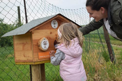 Foto von Kind und Mutter, die gerade eine Station in einem Erlebnisbetrieb durchführen