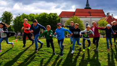 Kinder laufen berg hinunter