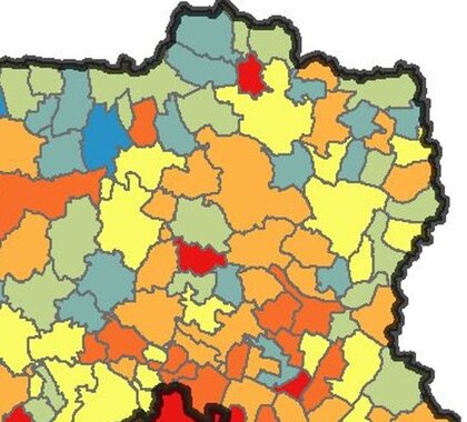 Symbolische Darstellung einer Karte der demografischen Entwicklung der Gemeinden der LEADER Region Weinviertel Ost. Zu sehen ist die Karte der LEADER Region Weinviertel Ost, die Gemeinden sind in verschiedenen Farben eingefärbt, was die unterschiedlichen Bevölkerungsentwicklungen zeigen soll.