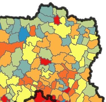 Symbolische Darstellung einer Karte der demografischen Entwicklung der Gemeinden der LEADER Region Weinviertel Ost. Zu sehen ist die Karte der LEADER Region Weinviertel Ost, die Gemeinden sind in verschiedenen Farben eingefärbt, was die unterschiedlichen Bevölkerungsentwicklungen zeigen soll.
