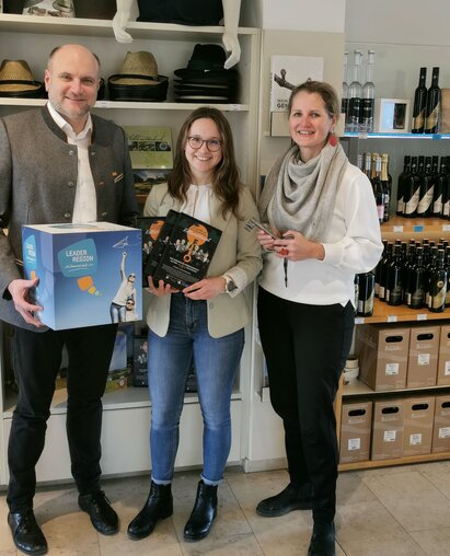 Pressefoto Vinoversum Bgm. Christian Frank (Obmann der LEADER Region Weinviertel Ost), Caroline Fribert (Projektbegleitung LEADER Region Weinviertel Ost) und Susanne Reidlinger (Geschäftsführung Vino Versum Poysdorf)