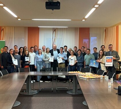 Ein Gruppenbild der 26 Personen die bei der Ergebnispäsentation der Sozialraumanalyse im südlichen Weinviertel dabei waren.