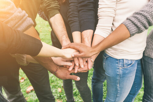 Viele Hände zusammen von Menschen