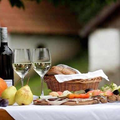 WEinviertler Produkte werden auf einem dgedeckten Tisch in der Kellergasse präsentiert