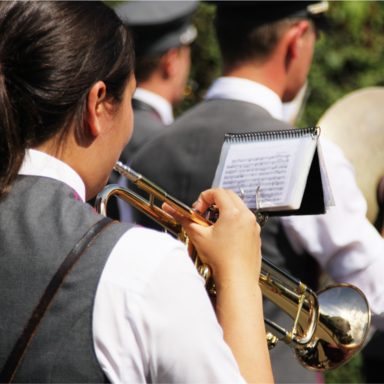 Musikkapelle spielt mit Blasinstrumenten