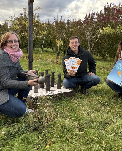 Christine Filipp, Dominik Schreiber und Caroline Fribert Christine Filipp, Dominik Schreiber und Caroline Fribert vor Weingarten