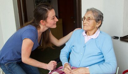 Community Nurse mit älterer Dame